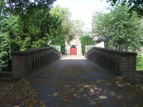 Bergen : Kasteel Well, Eingang über die steinerne Bogenbrücke